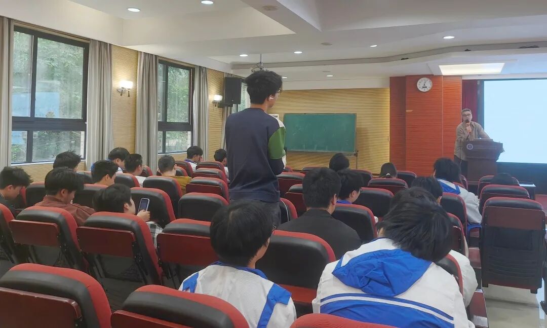 讲座现场2.jpg