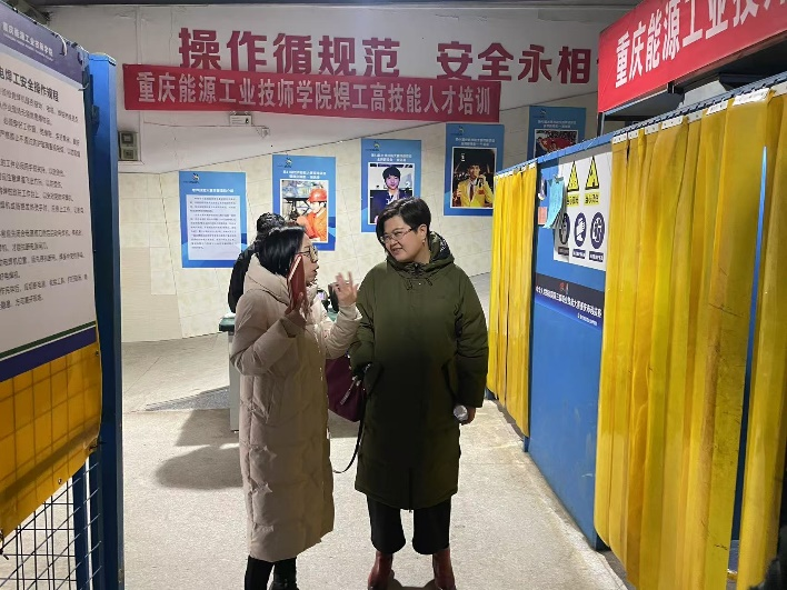 参观现场.png