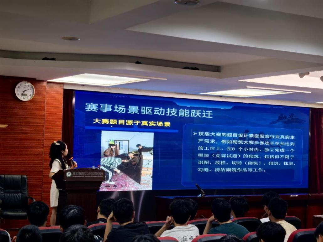 讲座现场.png