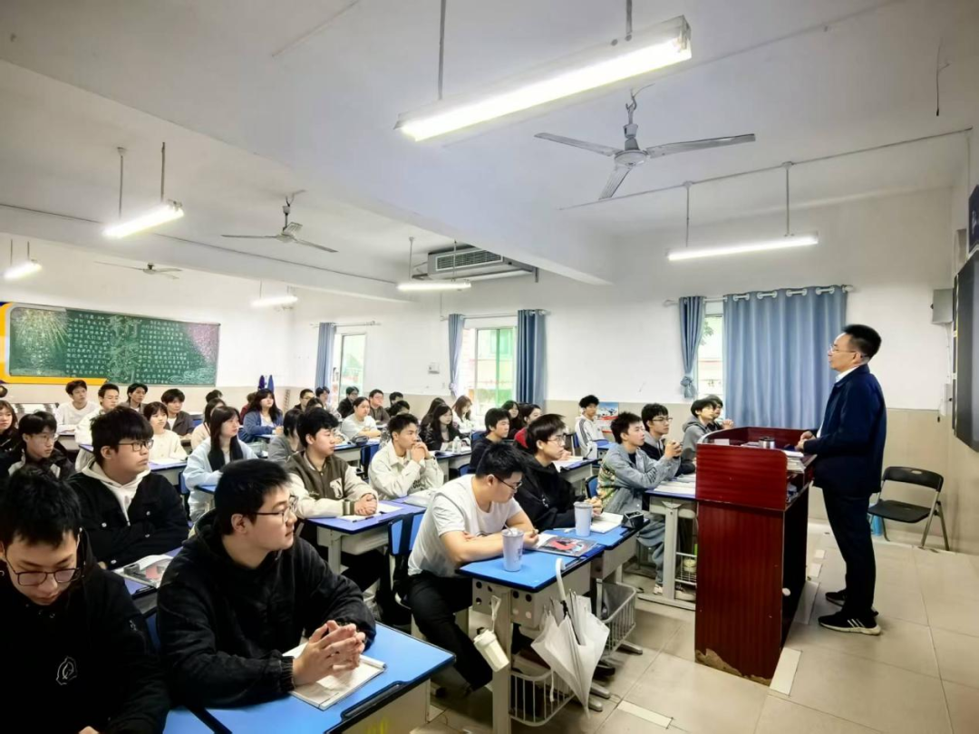 1761553757983638.png 交流会现场.png