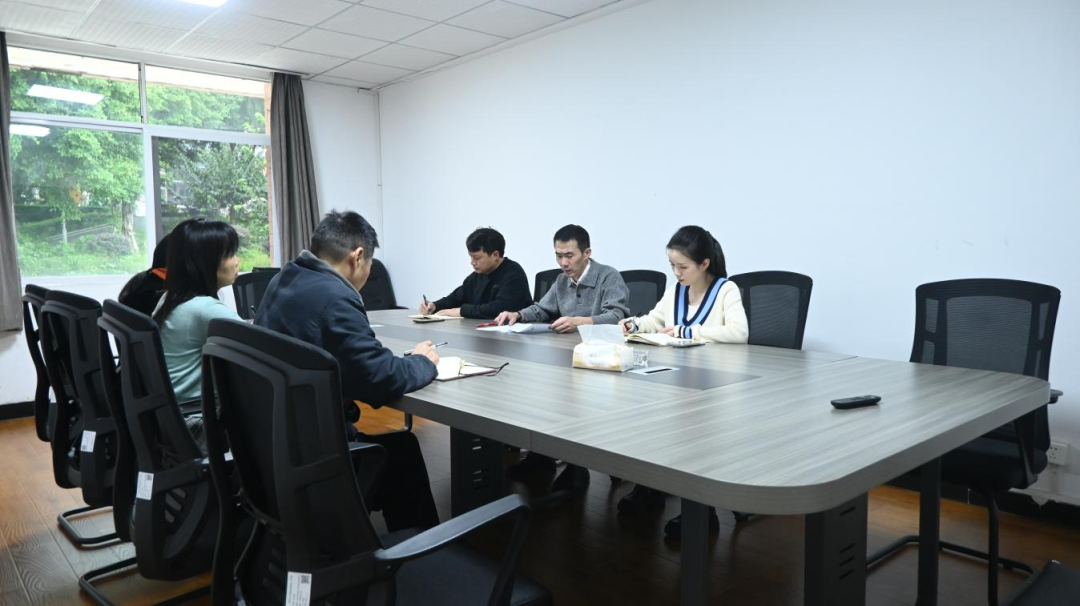 1761813491380894.png 会议现场.png