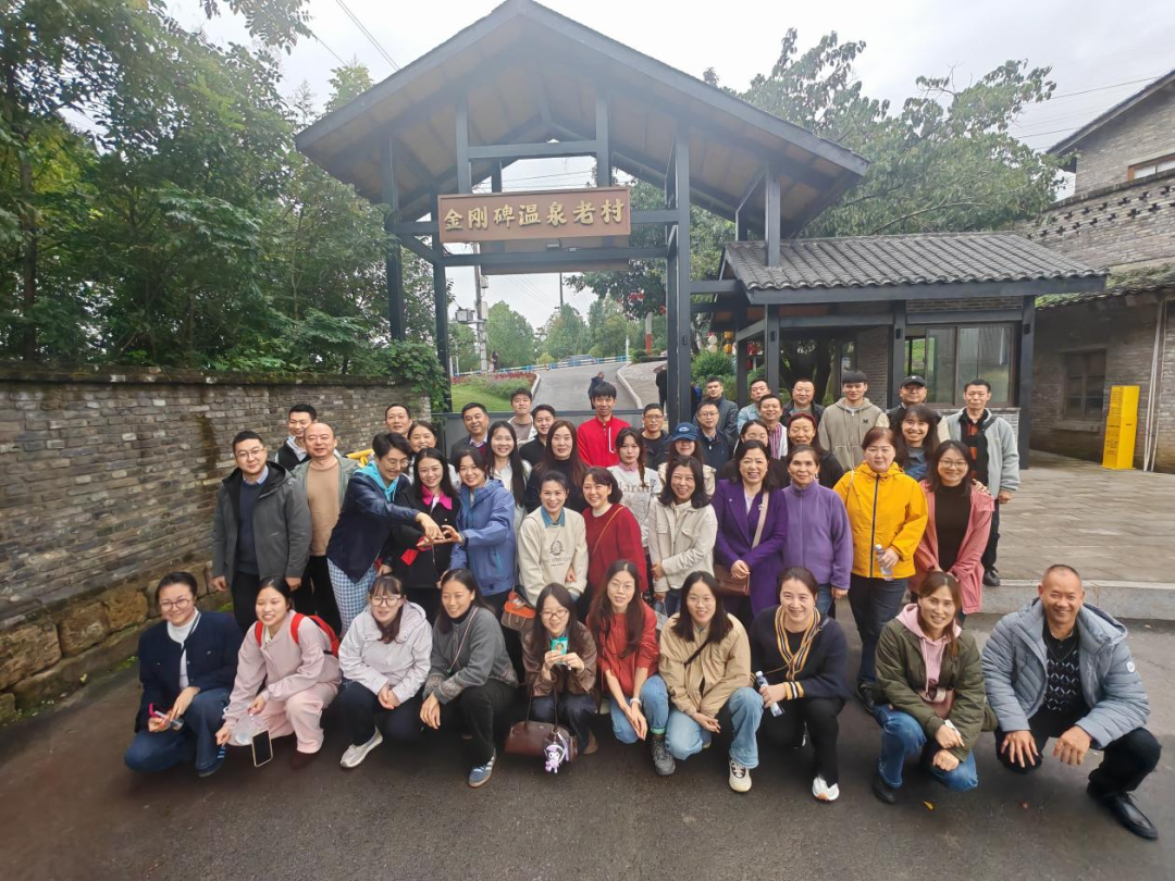 1762764993610983.png 集体合影1.png