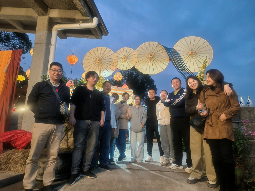 1763370090694527.png 集体合照2.png