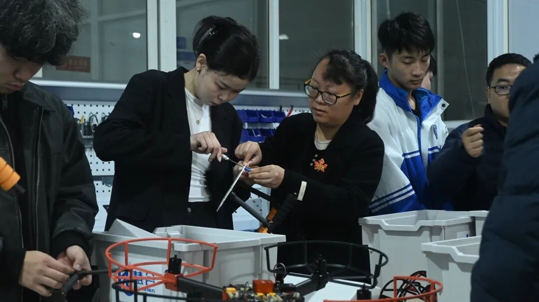 1764925192206653.jpg 训练现场1.jpg