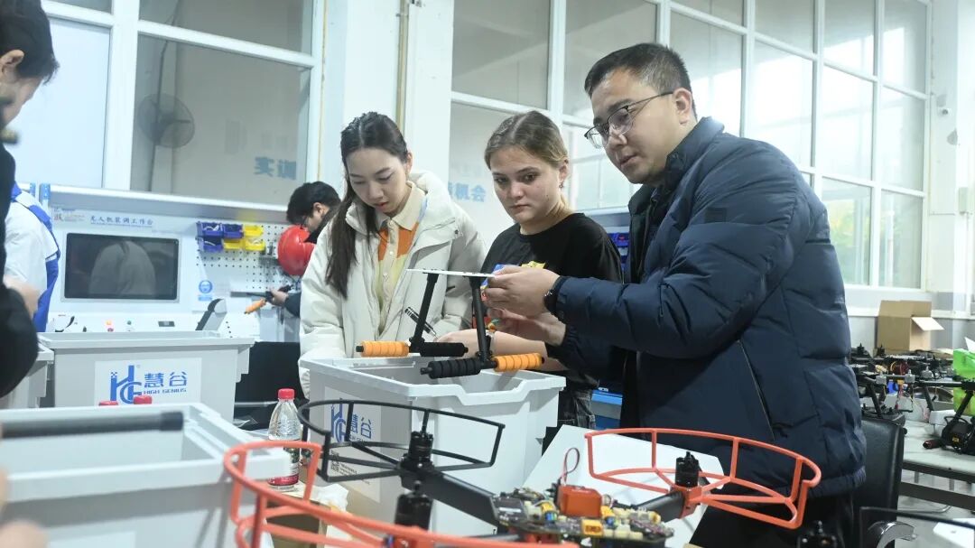 1764925199833591.jpg 训练现场2.jpg