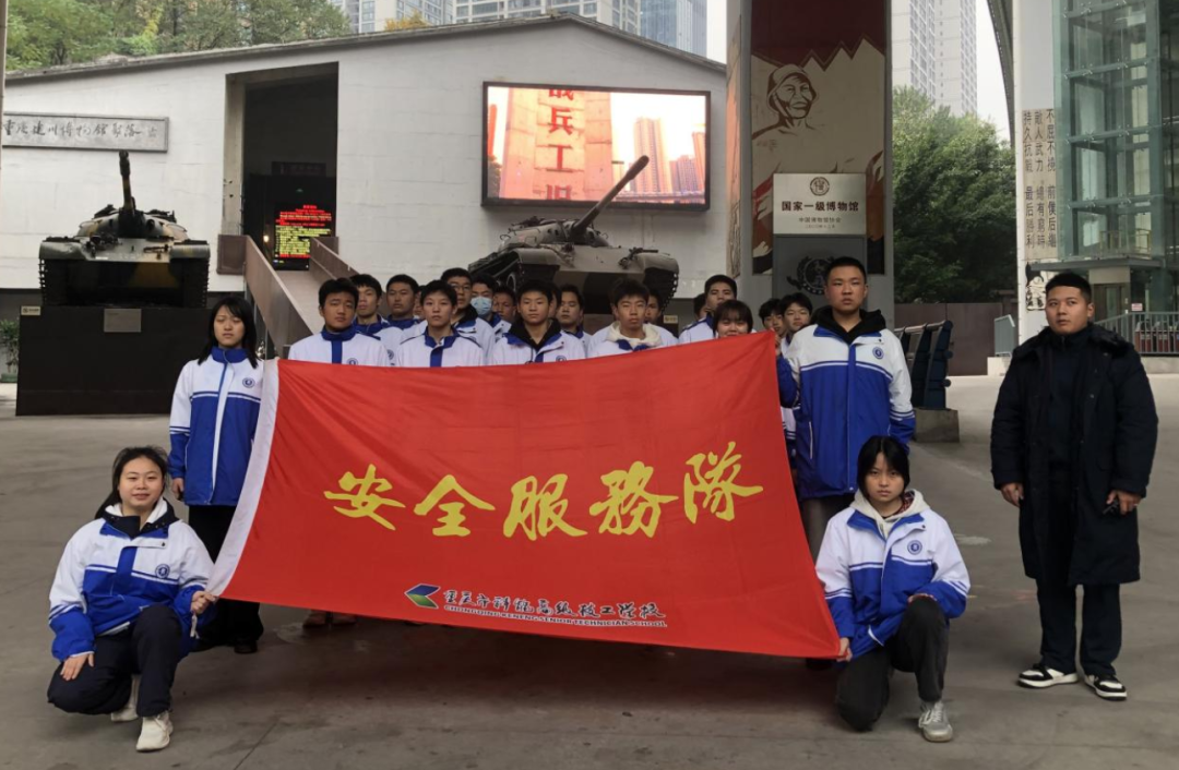 1764926135695502.png 集体合影.png