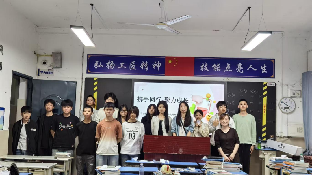 1792137235711086.png 集体合影.png